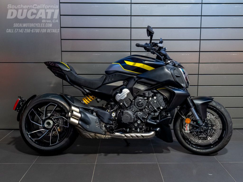 2026 Ducati Diavel V4 in Black Roadster Livery